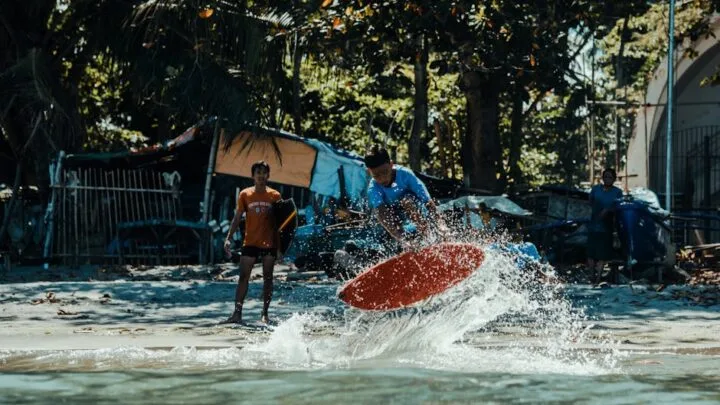 Snowboarding et Surf : Équilibre et Liberté