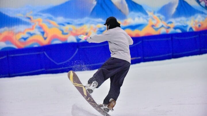 Techniques de surf à adopter en snowboard