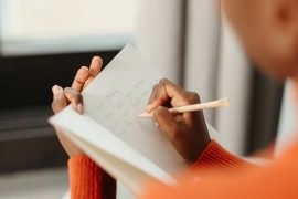 L'écriture soigne l'esprit : découvrez son impact prouvé