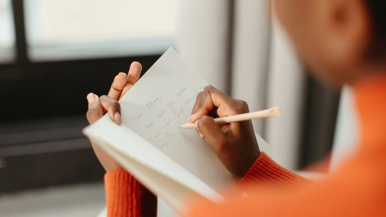 L'écriture soigne l'esprit : découvrez son impact prouvé
